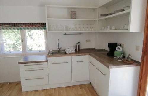 Mihald Apartamento | Helles Studioapartment mit Südbalkon. Alleinlage im Wald für Naturliebhaber