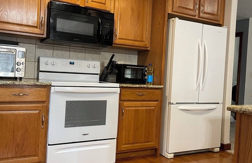 Urbandale Casa | Hello guests, welcome to our ranch house in a quiet neighborhood.