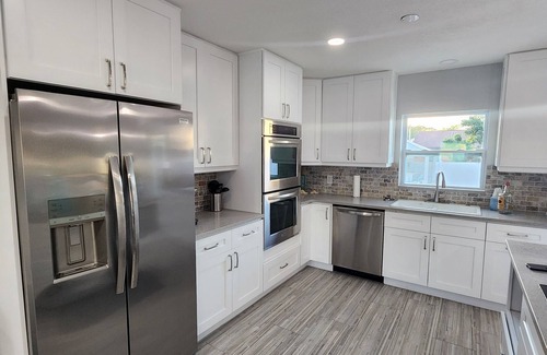 Tampa Casa | Hello Sunshine! 4 Bedroom w/Pool and Outdoor Bar