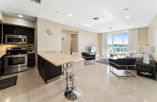 Deerfield Beach Condominio | Vista del agua intracostera! Camine 2 cuadras a la playa, tiendas y restaurantes