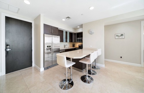 Deerfield Beach Condominio | Vista del agua intracostera! Camine 2 cuadras a la playa, tiendas y restaurantes
