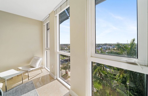 Deerfield Beach Condominio | Vista del agua intracostera! Camine 2 cuadras a la playa, tiendas y restaurantes
