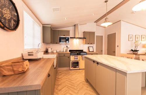 Allerthorpe Cabina | Hemingway Lodge with Hot Tub