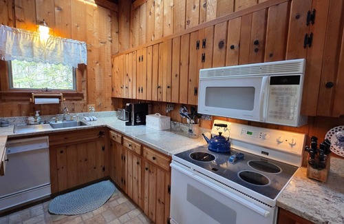 Harbor Springs Cabaña | Hemlock Cottage - Good Hart with Lake Michigan access!