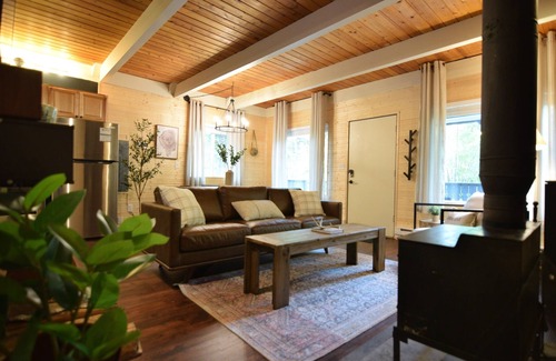 Paradise Estates Casa | Hemlock Haven | HotTub/Short Drive to Park/Wifi/EV