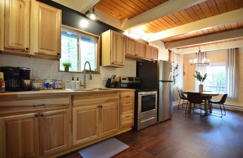 Paradise Estates Casa | Hemlock Haven | HotTub/Short Drive to Park/Wifi/EV