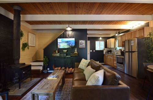 Paradise Estates Casa | Hemlock Haven | HotTub/Short Drive to Park/Wifi/EV