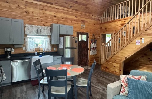 Rogers Apartamento | Hemlocks Over Muir in Rogers KY - Hot Tub & WiFi