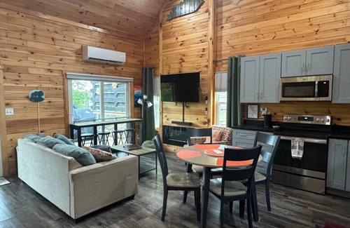 Rogers Apartamento | Hemlocks Over Muir in Rogers KY - Hot Tub & WiFi