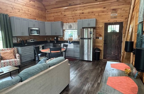 Rogers Apartamento | Hemlocks Over Muir in Rogers KY - Hot Tub & WiFi