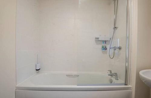 Hemsworth Casa | Hemsworth Homestay with Double Bedroom and Private Bathroom