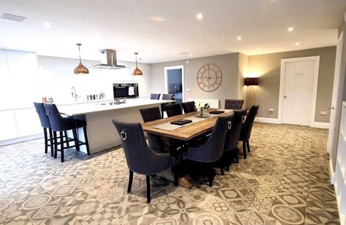 Horton Casa | Hen Doo’s and Families *Jacuzzi * BBQ *Parking* Pool Table * Games room
