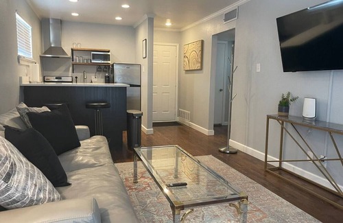 Knox - Henderson Apartamento | Henderson Retreat - King bed, patio, walk to fun