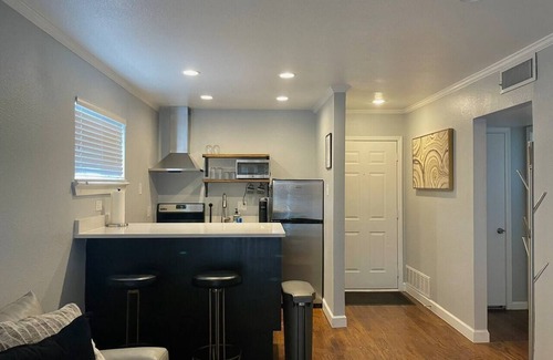 Knox - Henderson Apartamento | Henderson Retreat - King bed, patio, walk to fun
