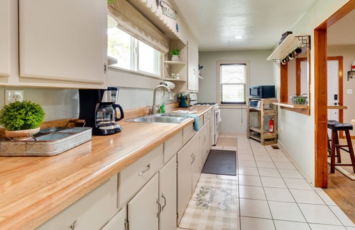 Henderson Casa | Henderson Vacation Rental < 1 Mi to Norfork Lake!