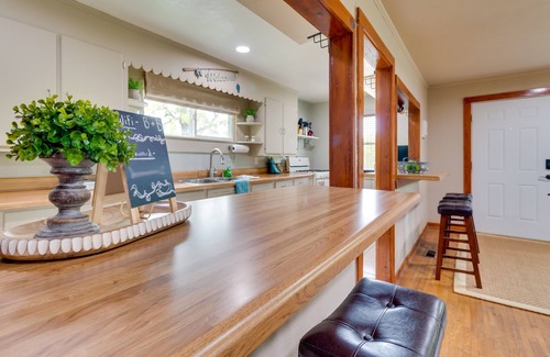Henderson Casa | Henderson Vacation Rental < 1 Mi to Norfork Lake!
