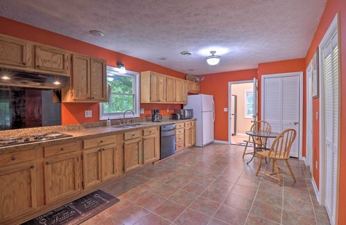 Hendersonville Casa | Hendersonville Home w/ Fire Pit: 5 Mi to Downtown!