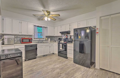 Bat Cave Casa | Hendersonville Retreat < 4 Mi to Lake Lure!
