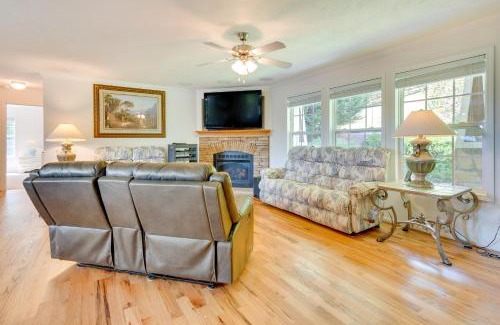 Hendersonville Casa | Hendersonville Retreat with Mtn Views and Deck!