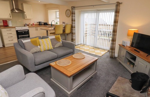 Chathill Cabaña | HENHILL LODGE, pet friendly, country holiday cottage in Seahouses