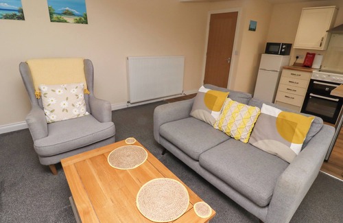 Chathill Cabaña | HENHILL LODGE, pet friendly, country holiday cottage in Seahouses
