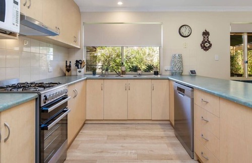 Henley Beach Casa | Henley Haven- Sleeps 4, 2 Bdrm, Wifi, Beach