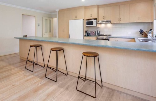 Henley Beach Casa | Henley Haven- Sleeps 4, 2 Bdrm, Wifi, Beach
