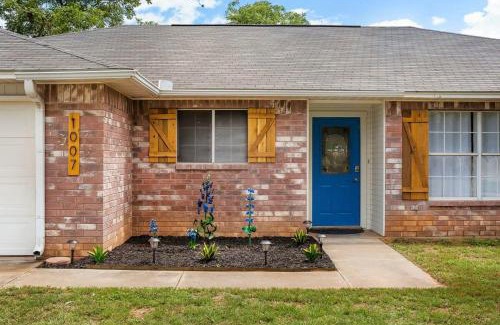 Fredericksburg Casa | Henrietta Haus pet friendly and private hot tub