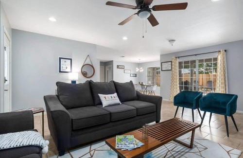 Fredericksburg Casa | Henrietta Haus pet friendly and private hot tub
