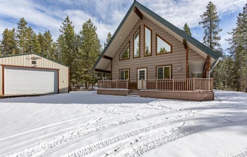 Island Park Casa | Henrys Post by KABINO Dog Friendly Foosball Fire Pit SmartTV WiFi