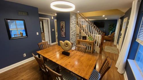 Olathe Casa | Here It Is! Cool Cape Cod-3 BR-2.5 Bath-12 Guests
