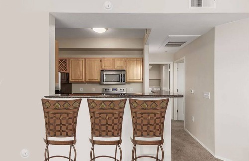 Deer Valley Condominio | Here's to a relaxing stay...pool, spa, sauna, shaded walkways? Ahhh..no cares.