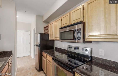 Deer Valley Condominio | Here's to a relaxing stay...pool, spa, sauna, shaded walkways? Ahhh..no cares.