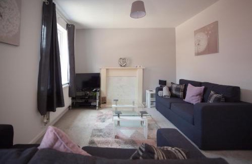 Hereford Apartamento | Hereford - Kestrel House - 4 Bedroom House Close to City With Parking - Sleeps 7 - Suitable for Family Gatherings or Contractors With Vehicles - Hosted by RENTMYHOUSE