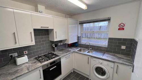Hereford Apartamento | Hereford - Kestrel House - 4 Bedroom House Close to City With Parking - Sleeps 7 - Suitable for Family Gatherings or Contractors With Vehicles - Hosted by RENTMYHOUSE