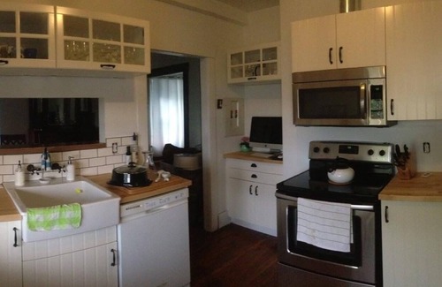 Central Lonsdale Apartamento | Heritage Apartment w City and Mountain Views