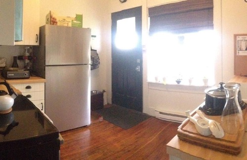 Central Lonsdale Apartamento | Heritage Apartment w City and Mountain Views