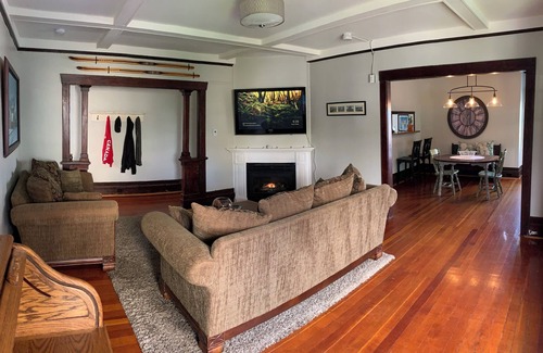 Central Lonsdale Apartamento | Heritage Apartment w City and Mountain Views