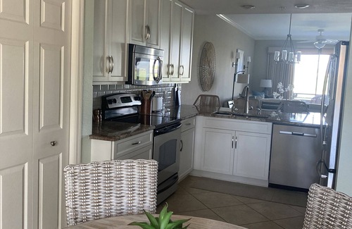 Naples Condominio | Heritage Bay decorated, fully stocked 2bdrm + den-bdrm, 2 bath first fl condo
