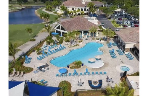 Naples Condominio | Heritage Bay decorated, fully stocked 2bdrm + den-bdrm, 2 bath first fl condo