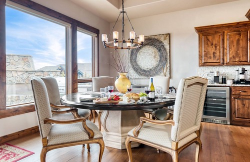 Powell Butte Casa | Heritage by AvantStay | Luxe Oregon Retreat + Deck