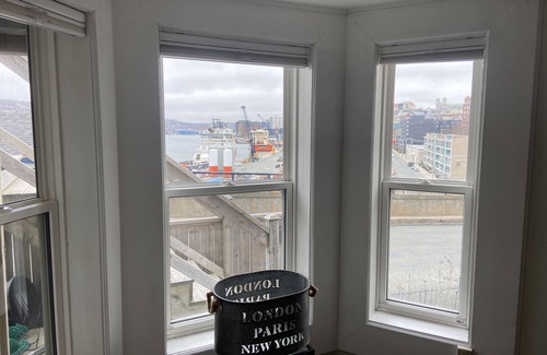 Downtown St. John's Apartamento | Heritage Gem: Sweeping Harbor Views, Pvte. Parkingv