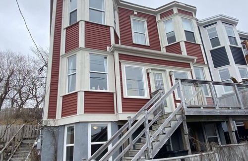 Downtown St. John's Apartamento | Heritage Gem: Sweeping Harbor Views, Pvte. Parkingv