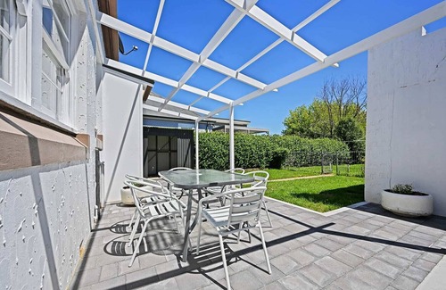 Orange Casa | Heritage Oasis on Kite - Short Walk to CBD