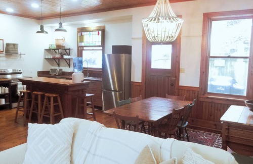 Port Stanley Cabaña | Heritage style cottage with lake view, perfect porch for family gatherings.