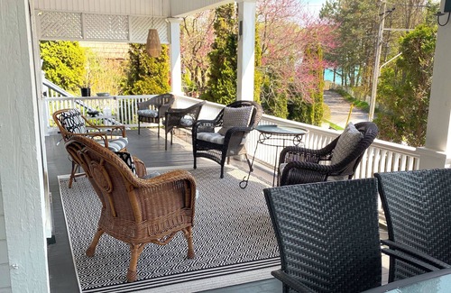 Port Stanley Cabaña | Heritage style cottage with lake view, perfect porch for family gatherings.