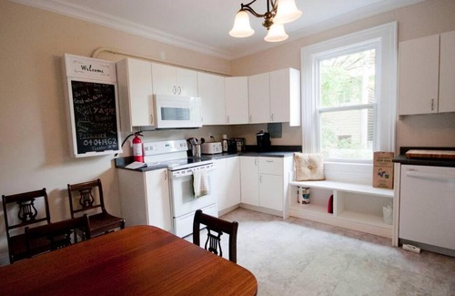 Downtown Halifax Apartamento | Heritage Townhouse in Downtown Halifax