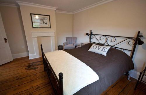 Downtown Halifax Apartamento | Heritage Townhouse in Downtown Halifax