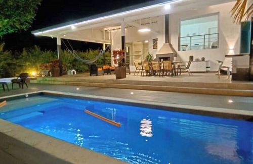 Tena Casa | Hermosa casa con piscina climatizada - 1 hora de Bogotá