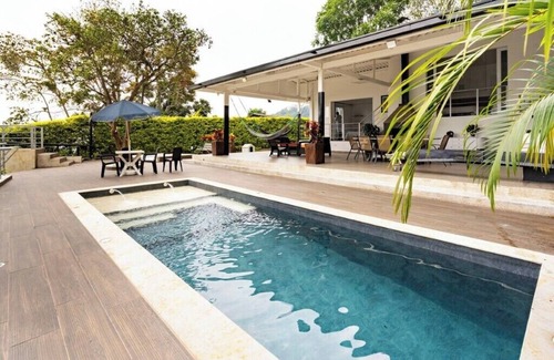 Tena Casa | Hermosa casa con piscina climatizada - 1 hora de Bogotá